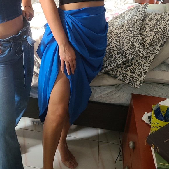 Pretty Little Thing Side Ruched Skirt in Blue - Picture 4 of 4